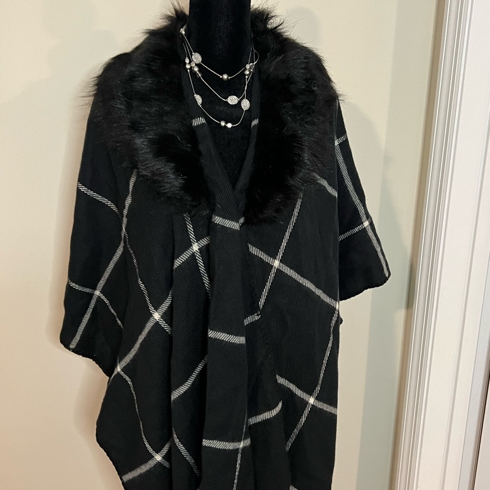 Women’s Shawl with faux fur by Vince Camuto